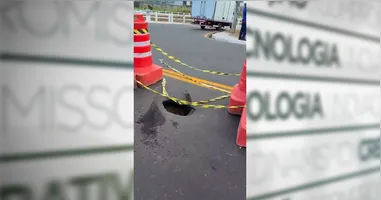 Um buraco aparente apareceu na pista da ponte menos de uma semana após a inauguração.