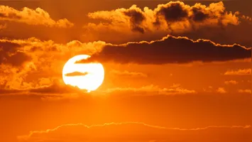 Onda de calor no Brasil atinge 8 estados com temperaturas extremas. Saiba o que isso significa e como se proteger.