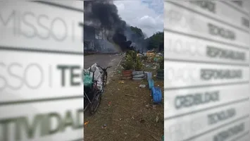 O corpo de bombeiros foi acionado e conseguiram controlar o fogo.