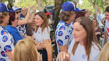 Hana Ghassan vota em Belém, acompanhada do ex-governador Helder Barbalho.