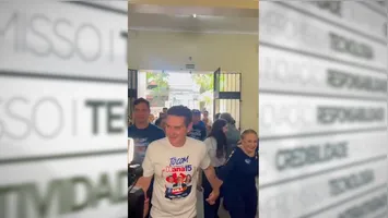 Jader Filho foi recepcionado por apoiadores e após exercer o voto, concedeu entrevista à jornalistas ao lado de fora do colégio eleitoral.
