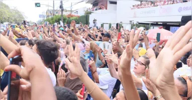 Fiéis erguem as mãos em sinal de devoção a Nossa Senhora de Nazaré durante a passagem da berlinda no traslado para Ananindeua e Marituba, na manhã desta sexta-feira (09/10), em Belém.
