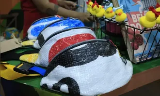 Conheça como Aleson Ferreira transforma faixas de aparelhagem em pochetes e ecobags exclusivas, promovendo a sustentabilidade no Círio.