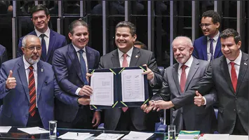 Brasília (DF), 16/10/2026 - Da esuqerda para diretita, Senador, Paulo Paim, presidente da Câmara dos deputados, Hugo Motta, presidente do Senado, Davi Alcolumbre, Presidente Luiz Inácio Lula da Silva e o deputado, Carlos Veras, promulgam  a proposta de Emenda à Constituição (PEC 221), que acaba com a escala um dia de descanso a cada seis de trabalho no país, a escala 6x1.