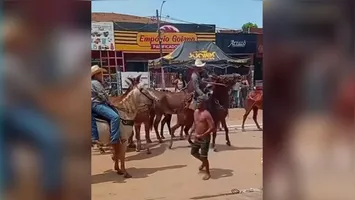 Imagens que viralizaram mostram o exato momento em que "Sombra" é atingido por chicotadas nas costas enquanto dançava na avenida principal.