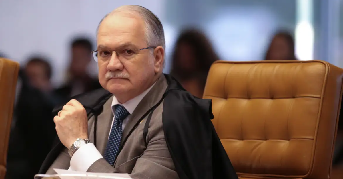 Presidente do STF, Edson Fachin mantém separadas as análises das petições envolvendo Alexandre de Moraes e André Mendonça e marca o julgamento de um dos casos para 23 de setembro.