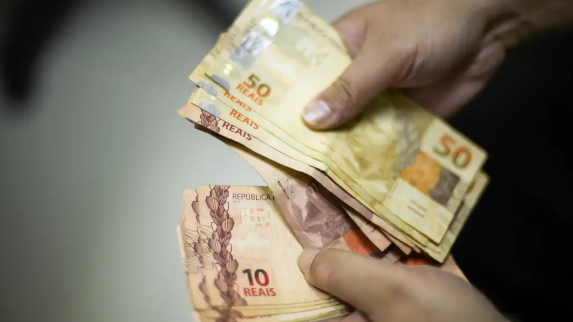 Bolsa Família: a quantia é resultado da soma do benefício básico com os adicionais previstos no programa de transferência de renda.