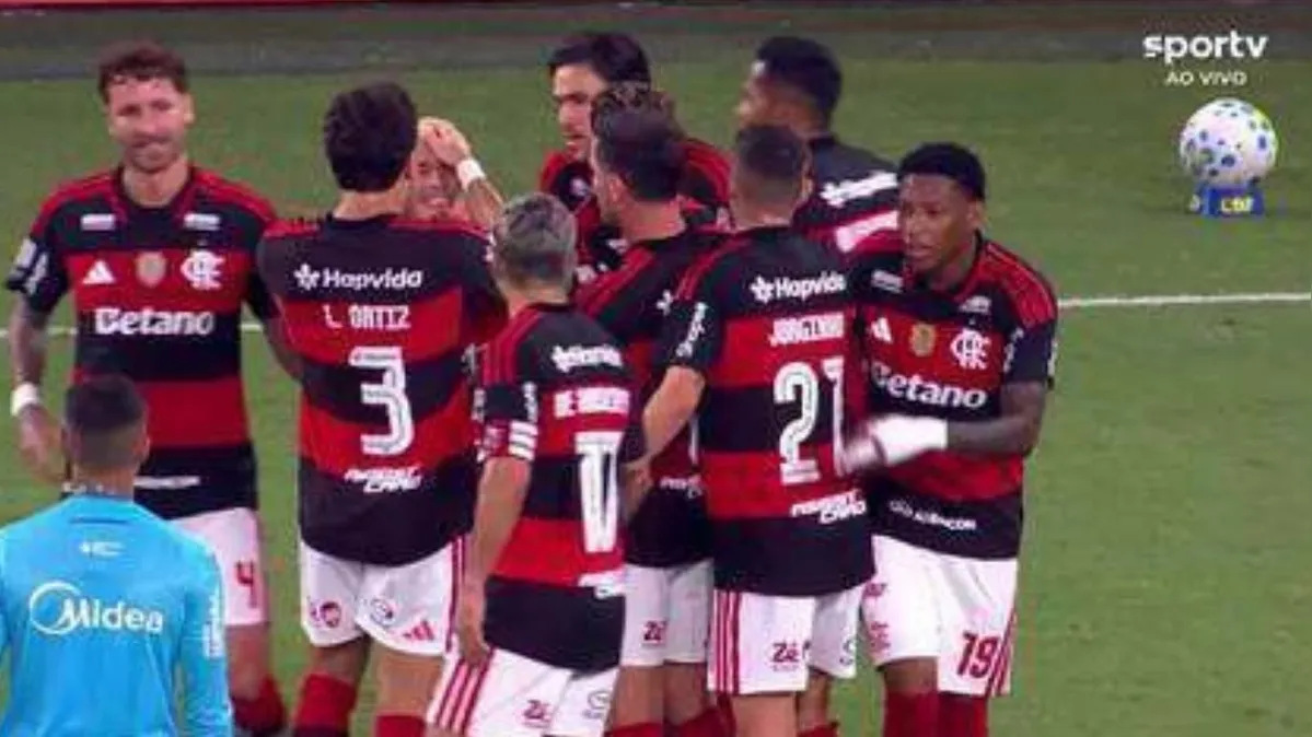 Imagem ilustrativa da notícia Flamengo bate Bragantino no Maracanã e se isola no topo