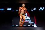 Ramon Dino terminou em terceiro lugar no Mr. Olympia 2026, na Classic Physique, e não conseguiu repetir o título conquistado em 2025.