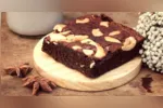 O brownie fitness de banana combina banana madura, aveia, cacau e pasta de amendoim em uma receita prática, com preparo simples e textura macia.
