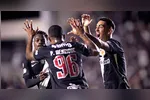 André Gomez (esquerda) marcou o gol da vitória vascaína na ida