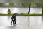 Fim de semana de eleição será marcado por temporais e ventos fortes em áreas do Centro-Sul, enquanto Norte e Nordeste terão calor e pancadas de chuva.