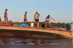 Os ocupantes precisaram ficar no casco da embarcação até a chegada do resgate