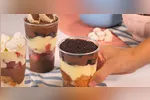 A receita leva cerca de 1h30 de preparo e rende aproximadamente 20 porções.