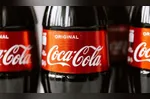 A empresa Coca-Cola fechou fábricas na África do Sul e Estados Unidos