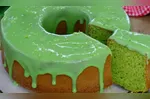 Com raspas de limão, o bolo de erva cidreira fica com aparência bonita e sabor delicado.