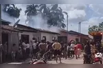 O incêndio logo se alastrou e destruiu a residência