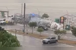A estrutura caiu devido a forte chuva, mas sem registro de pessoas feridas