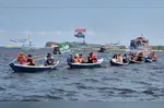 A busca dos mastros marca o inicio da festa do Sairé, em Alter do Chão, no Pará.