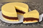 Mousse de maracujá de corte combina uma camada cremosa da fruta com brigadeiro e fica firme após horas na geladeira.