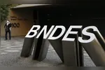 O BNDES nega crédito a clubes após a proibição das apostas no Brasil. Entenda os impactos financeiros e as reações do setor esportivo.