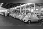 A Romi-Isetta, com seu característico design de uma única porta frontal, marcou os primeiros passos da produção em série de automóveis no Brasil.