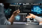 Dario Amodei, CEO da Anthropic, defende mais cautela no desenvolvimento da inteligência artificial e alerta para os riscos de sistemas capazes de contribuir para a própria evolução.