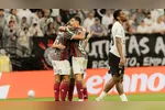 Corinthians sofre mais uma derrota no Brasileirão e acumula sete jogos sem vencer, aumentando a pressão sobre a equipe e o técnico Fernando Diniz.