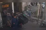 O suspeito tentou disfarçar, mas acabou sendo surpreendido pelo dono da moto, que é PM aposentado