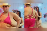 Gordão da XJ brinca com a noiva ao usar biquíni rosa e mostra parte da transformação após perder cerca de 130 kg.