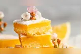 Barrinha de limão siciliano ganha sabor e cor com uma camada de geleia de frutas vermelhas.
Barrinha de limão siciliano ganha sabor e cor com uma camada de geleia de frutas vermelhas.