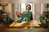 Lily Collins retorna como Emily na 6ª temporada de Emily em Paris, que marcará o fim da série na Netflix.