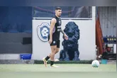 Remo enfrenta o Bahia com a ausência do lateral Mayk, lesionado. Detalhes sobre a situação do time e a importância do jogo na Série A.