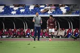 Carpini lamenta empate e pênalti não marcado no jogo Remo x Grêmio, destacando evolução da equipe e dificuldades na defesa.