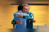 Ancelotti dá um abraço em Douglas Santos, um dos poucos destaques da equipe brasileira na Copa do Mundo