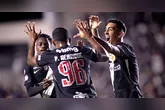 André Gomez (esquerda) marcou o gol da vitória vascaína