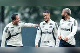 Arthur (esquerda) ajeitou o meio de campo santista e deu nova dinâmica; Coutinho (meio) ainda trabalha a parte física e não vem para Belém