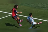 Argentina é punida pela Fifa após episódios na Copa do Mundo. A seleção foi multada em US$ 321 mil (cerca de R$ 1,6 milhão) por cantos racistas da torcida e uma manifestação política sobre as Malvinas.