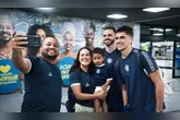 O grupo se mobilizou para receber os jogadores e demonstrar apoio antes do confronto decisivo desta segunda-feira (14).