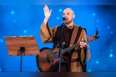A Vigília terá 12 horas de oração e louvor. Os portões do Mangueirão abrem às 15h do sábado (26), com acolhida prevista para as 18h. O encerramento está programado para as 6h do domingo (27).