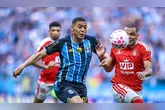 O Internacional segue na 17ª posição, com 32 pontos, enquanto o Grêmio ocupa a 18ª colocação, com 31 pontos.