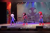 No espetáculo, o jovem Spidey recebe a ajuda de Dwen Stacy, Aranha-Fantasma, Miles Morales, Hulk e Homem de Ferro em uma aventura para enfrentar dois grandes vilões dos quadrinhos