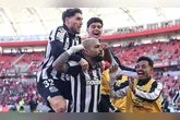 Gabigol, autor de dois gols da vitória contra o Inter (RS), comemora junto com os companheiros