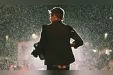 Apesar da forte chuva, Michel Teló seguiu no palco agitando os fãs