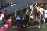 A repórter ficou caída no chão enquanto recebia atendimento.