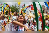 Arrastão do Círio reúne música, dança e tradição pelas ruas do centro histórico de Belém.