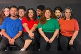 Nesta temporada, a montagem ganha um elemento inédito. Ao final de cada apresentação, a plateia escolhe três palavras que servem de ponto de partida para uma cena de improviso criada ao vivo pelos atores.