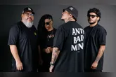O gênero jamaicano funciona como base para uma sonoridade atravessada pelo brega, carimbó e guitarrada, além de referências de MPB, hip hop, samba e rock que fizeram parte da experiência musical dos integrantes em Belém