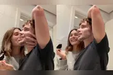 Com a ajuda de uma maquininha, a filha se Xuxa Meneguel raspou a barba e depois tirou o bigode do rapaz, beijando o rosto do companheiro.
