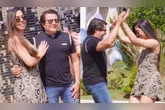 Dois dias após terem sido vistos juntos, Giovani comemorou aniversário e esteve ao lado de Flávia. O casal chegou juntos de mãos dadas e foram fotografados durante a festa.